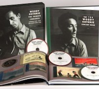 Review: Various Artists - WOODY GUTHRIE: The Tribute Concerts (Carnegie Hall 1968 / Hollywood Bowl 1970) – 3-CD-Deluxe-Hardcover-Box im LP-Format mit zwei gebundenen Büchern