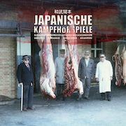 Japanische Kampfhörspiele: Blaskapelle Bürgermeister Bratwurst Bier Geschenkekorb Bibelstelle Bumskabine Bienensterben Völkermord